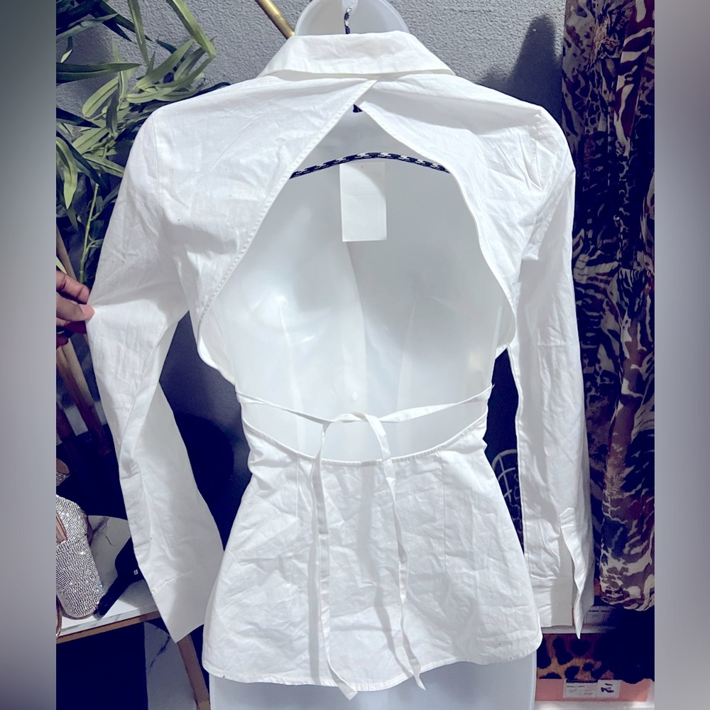Backless buttoned shirt - Picture 3 of 3